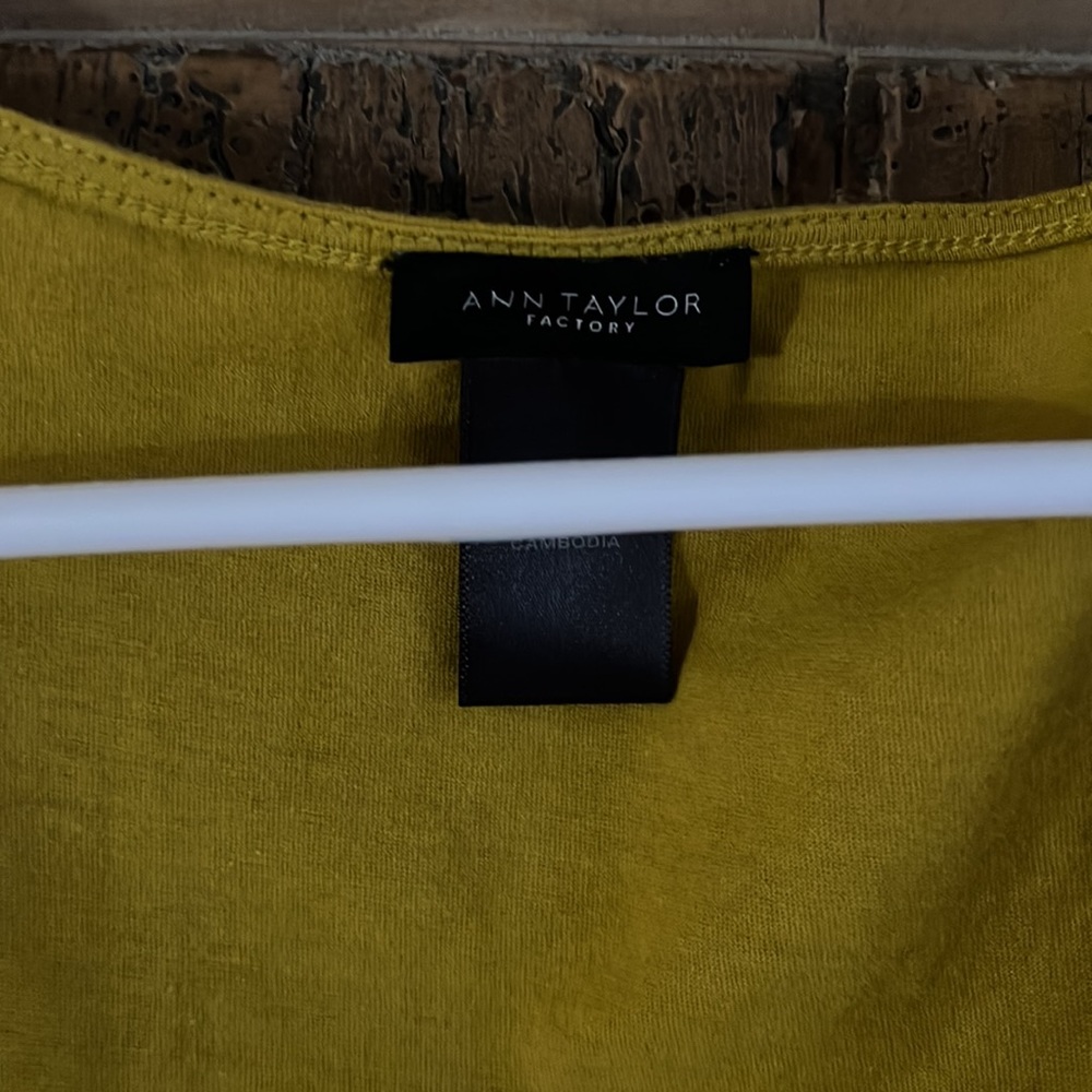 Ann Taylor Factory Sleeveless Lined Top Embroidered flowers/ Yellow / NWOT - Picture 2 of 5